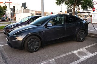 Vyrazili jsme základní Teslou do Itálie. Jaké je cestování s elektromobilem a na co si dát pozor?