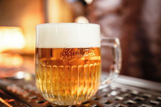 Chutná jako pivo, voní jako pivo, ale je prostě dražší, říká šéf Budvaru - Seznam Zprávy