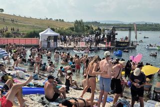 Hlava na hlavě. U jezera Most se prolínají návštěvníci festivalu s rezidenty - Novinky