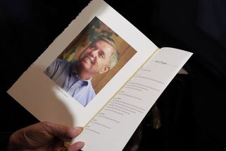 Fotky: Rotundu Kapitolu zaplnili politici, loučí se se senátorem Grahamem - Seznam Zprávy