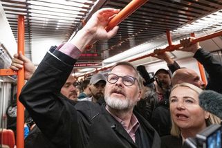Fiala jel za voliči metrem. Černochová mu radila, jak si cvaknout lístek - Novinky