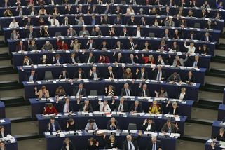 Přehlídka veletočů: Europoslanci slibovali konec šmírování, pak mu otevřeli cestu - Novinky