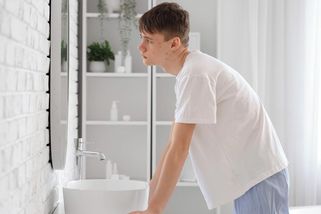 Kvůli dokonalému vzhledu hladoví a mlátí se do obličeje. Nebezpečný trend mezi dospívajícími děsí všechny rodiče