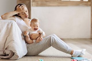 Máme ubrečené miminko. On říká, že přeháním, já jsem na pokraji sil