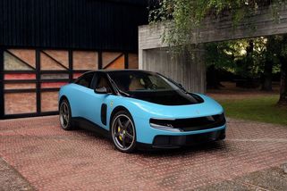 První elektrické Ferrari budí kontroverze. Má čtyři dveře, nezvyklé tvary a interiér jako od Applu - Novinky