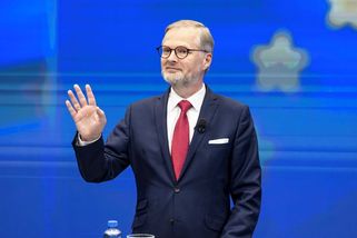 Vyveďte nás z toho kabaretu marnosti, prosí fanoušci ani ne rok po volbách expremiéra Fialu: Vidí ho jako akčního hrdinu