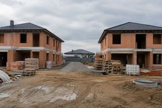 Sousedi chytře načasovali stavbu. Ušetřili tak stovky tisíc