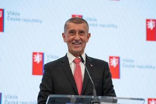 Marné čekání na lídra. Zatímco Babiš hraje první ligu, opozice připomíná rekreanty