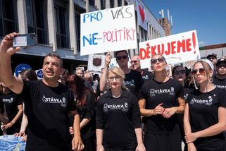 FOTO: Česká televize a rozhlas stávkují. Nechtějí vysílat černě - Novinky