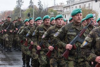 „Peníze nejsou hlavní.“ Proč mladí lidé masově nastupují do armády?