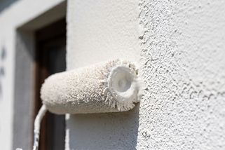 Chlazení pasivním radiačním nátěrem. Prokazatelně snižuje teplotu v domě o 5 °C