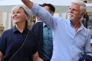 Do Varů bez drahé róby. Eva Pavlová si na festival oblékla šaty, které si můžete dovolit i vy