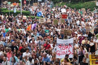 Na Mallorce protestovalo 25 tisíc lidí proti turistům. Dav rozháněli policisté násilím - Novinky