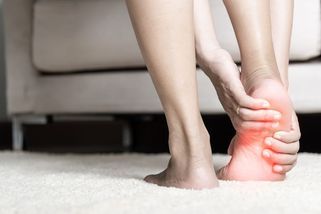 Největší bolesti nohou. Co s propadlou klenbou nebo vbočeným palcem? Poradí fyzioterapeut - Proženy.cz