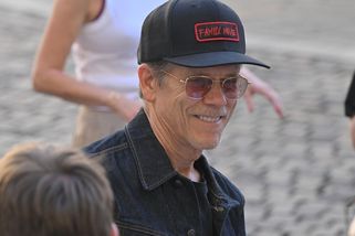 Kevin Bacon s rodinou dorazil do Varů - Novinky