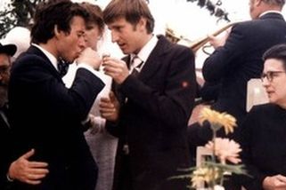 Teror maskovaný jako komedie: Slavný film Půl domu bez ženicha s Vladimírem Menšíkem ve skutečnosti vhání slzy do očí