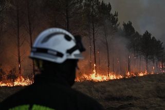 Opusťte Gironde. Ministerstvo vyzvalo Čechy k odjezdu z oblasti zasažené požáry - Novinky