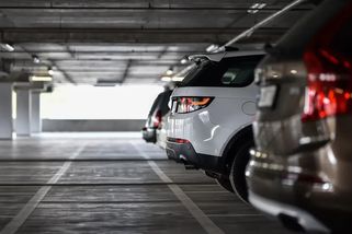 Aleš se rozhodl, že si sám najde ukradené auto. Udělal přesný plán, kde hledat a po týdnu ho našel i se zlodějem