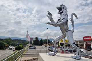 Na Liberec shlíží monumentální lev stvořený z vraků aut - Novinky