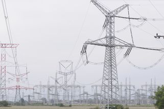 Dítě na Příbramsku vylezlo na stožár elektrického napětí. Na místě zemřelo - Novinky