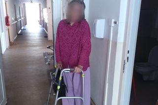 Po čtyřproudové silnici v Karlových Varech šla 80letá žena s chodítkem - Novinky