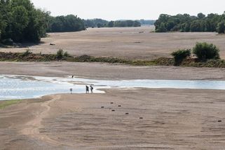 Fotky z Francie: Tady byla velká řeka. Po dně se teď dá procházet - Seznam Zprávy