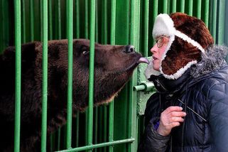 Ošetřovatelka proslulá líbáním s medvědy bojuje o život: Po ztrátě nohy jí šelma utrhla ruku - Super.cz