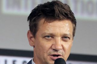 Nechal se přejet sedmitunovým strojem, aby zachránil synovce. Jeremy Renner přežil přes 30 zlomenin - Médium.cz