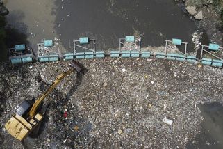 Fotky: Tak funguje barikáda proti odpadu, který zamořuje oceány - Seznam Zprávy