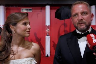 Nejextravagantnější šaty zahájení festivalu ve Varech? Vynesla je manželka Libora Boučka. Budete zírat