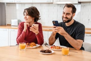 Když během společně stráveného času věnuje větší pozornost telefonu než partnerovi