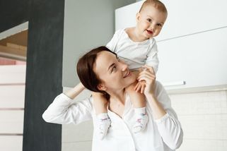 Chci si přivydělat k nízké rodičovské, ale stát mi hází klacky pod nohy - Médium.cz