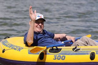 Miloš Zeman relaxuje na Vysočině. Nevynechal plavbu člunem - Novinky