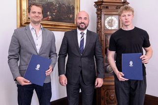 Drama v Plzni. Batole se naklánělo z okna paneláku, zachránci dole roztáhli deku - Novinky
