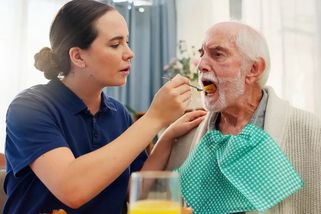 Stát vyplácí na péči o seniory až 27 000 Kč měsíčně. Málokdo ví, že z nich lze zaplatit pečovatelku přímo domů