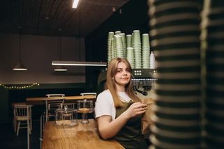 Provozovatelka malé kavárny si nemůže vynachválit zrušení možnosti platit kartou. Ročně vydělá o 50 tisíc korun více