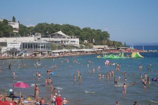 Dovolená, nebo fronta na kousek písku? Záběry z pláží ukazují realitu, které se lidé děsí - Médium.cz