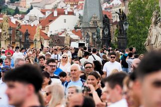 FOTO: Přes turisty ucpaný Karlův most téměř nejde přejít - Novinky