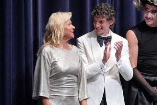 Pavla Tomicová v platinové blond a stříbrné róbě oslnila Vary