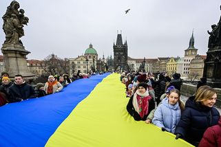 Karlův most pokryla třicetimetrová žlutomodrá vlajka. Ukrajinci si v Praze připomínali Den sjednocení - Novinky