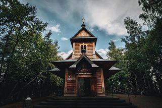 Zázračná voda vábí turisty pod horu křížů - Novinky