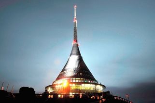 Vandal poničil unikátní okna na Ještědu. Škody půjdou do statisíců - Novinky