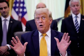 Trump zbohatl o miliardy. Tisíce jeho akciových obchodů ale vzbuzují podezření - Novinky