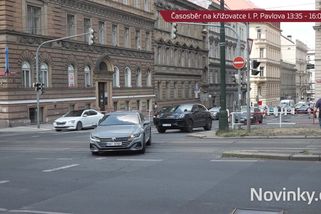 Projedu to na Turka. Video z křižovatky ukazuje, jak si řidiči s odbočovacím pruhem hlavu nelámou - Novinky