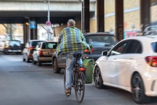 Řidičům dochází trpělivost s neukázněnými cyklisty na silnici. Volají po jejich úplném zákazu