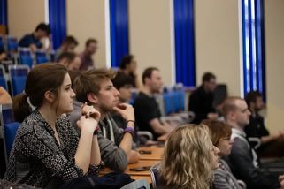 „Do školy chodím jen dvakrát týdně a zbytek mám volno.“ Vysoké školy se změnily v holubník, vadí pracujícím lidem