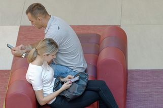 Přísná matematika seznamek: Proč ženy vnímají 80 % mužů jako podprůměrné - Médium.cz