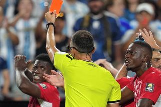 MS fotbal | Nepochopitelný zkrat. Senzaci proti mistrům světa zkazil simulant, po vyloučení se rozplakal - Sport.cz