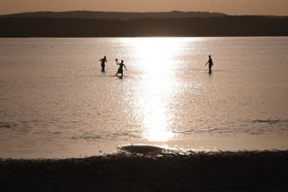 Fotky: Vyhlášené maďarské jezero vysychá, pláže jsou prázdné - Seznam Zprávy