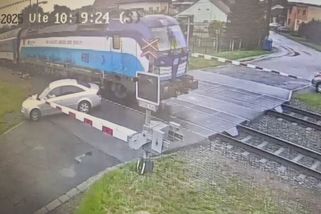 Řidička uvízla mezi závorami a rychlík ji minul o centimetry. Půjde za to do vězení - Novinky
